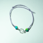 Βραχιόλι με ακρυλική χάντρα και μεταλλικό στοιχείο σε σχοινάκι