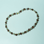 Βραχιόλι με άσπρες και καφέ ακρυλικές χάντρες σε συνδυασμό με γυάλινη μικρή χρυσή χάντρα