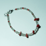 Βραχιόλι με διαφανή κόκκινη και λευκή ακριλική χάντρα σε συνδυασμό με κόκκινη φυσική πέτρα και ατσάλινο κούμπωμα