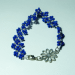 Βραχιόλι με σιδερένια μαργαρίτα σε συνδυασμό με μπλε ακρυλικές χάντρες
