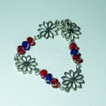 Βραχιόλι με σιδερένιους συνδέσμους σχήμα μαργαρίτα σε συνδυασμό με κόκκινους και μπλε κρυστάλλους