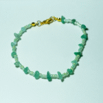 Βραχιόλι πράσινο με ακρυλική μικρή χάντρα σε συνδυασμό με φυσική πέτρα και χρυσό κούμπωμα