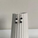 Χειροποίητα σκουλαρίκια με ακρυλικό μαργαριτάρι και γυάλινη μαύρη πέτρα