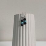 Χειροποίητα σκουλαρίκια με ακρυλικό γαλάζιο μαργαριτάρι και γυάλινη μαύρη πέτρα