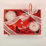 Σύνθεση σε χάρτινο τετράγωνο με κερί