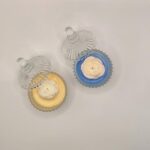 Γυάλινο δοχείο με λευκα λουλούδια και χρωμα της επιλογής σας - Image 2