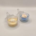 Γυάλινο δοχείο με λευκα λουλούδια και χρωμα της επιλογής σας