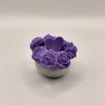 Σύνθεση με 8 λουλουδάκια wax melts με άρωμα λεβάντα σε γύψινη βάση