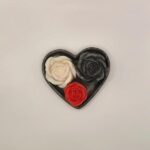 Καρδούλα γύψινη με κερακι λευκό και αρωματικό τριανταφυλλακι κόκκινο - Image 2