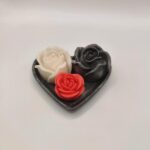 Καρδούλα γύψινη με κερακι λευκό και αρωματικό τριανταφυλλακι κόκκινο