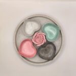 Γύψινος δίσκος με 4 καρδούλες και γύψινο τριανταφυλο - Image 2