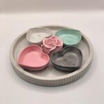 Γύψινος δίσκος με 4 καρδούλες και γύψινο τριανταφυλο