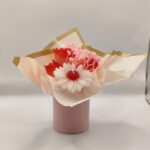 Σύνθεση κεριών σε χάρτινη βάση